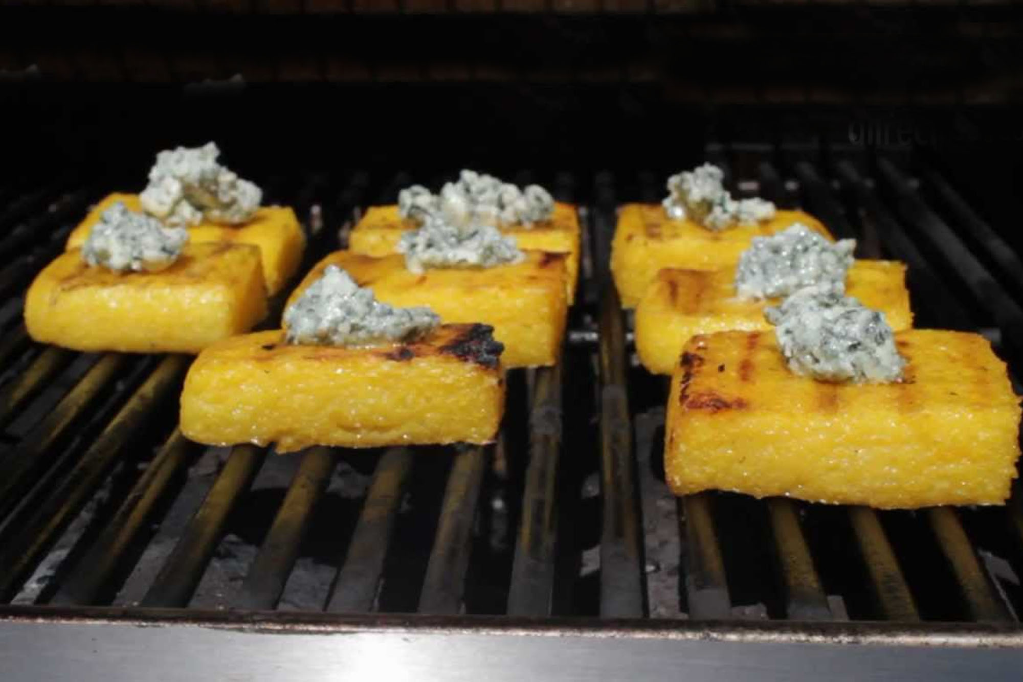 Cuadrados de polenta con roquefort